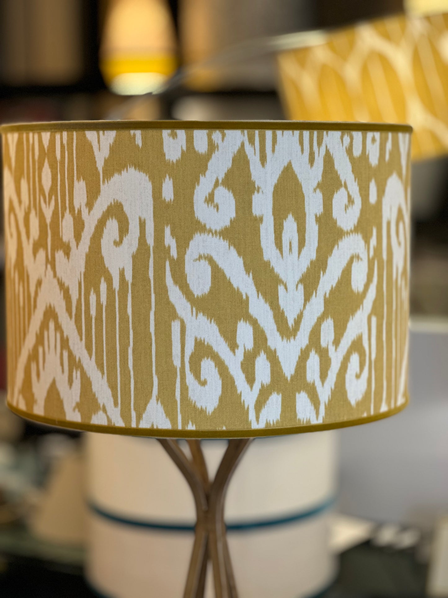 Cilindro con tela Ikat mostaza